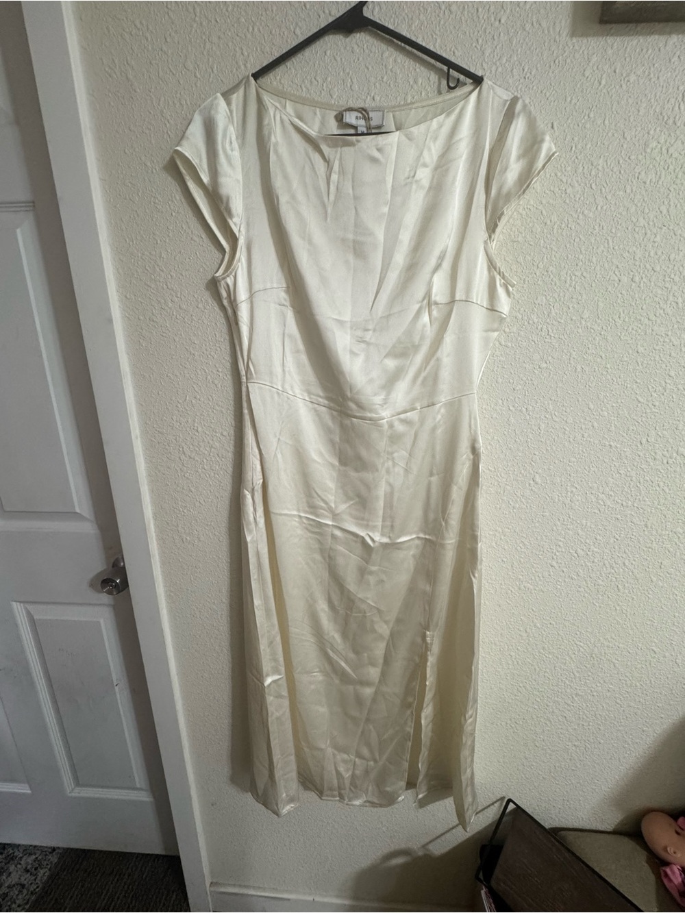 RIHOAS Cream Satin Cap-Sleeve Midi Dress